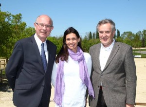 Serge Lecomte, Président de la FFE (à droite) et Yves Leroux, Président de la Maison du Cheval (à gauche), ont rencontré l’animatrice Adeline Blondieau à l’occasion de leur visite sur le tournage ©FFE/PSV 