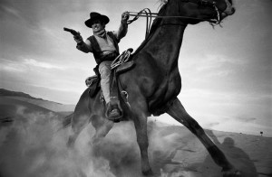 Sur le tournage d’un western à Los Angeles. Cowboy à cheval brandissant un pistolet  © Raymond Depardon - Magnum Photos