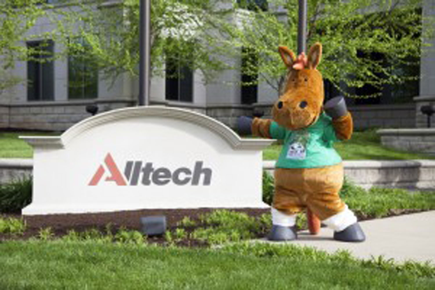 Le sponsor titre souhaite par la voix de Julien Martin, Directeur Général Alltech France : « D’excellents moments de sport à toutes les équipes françaises lors les Jeux Equestres FEI Alltech ™ 2014 en Normandie. Nos employés soutiendront la Team France ! » Norman la mascotte s’associe à ces encouragements… Rappelons qu’Alltech est un intervenant international majeur dans l’univers des exploitations agricoles, à travers l’alimentation naturelle et l’innovation scientifique. 