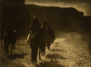 Edward Sheriff Curtis – The Vanishing Race / Navajo (1904) – épreuve au platine – © Los Angeles County Museum of Art
