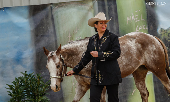 Béatrice Isnard avec un appaloosa du Sagiran © Grégory Niro