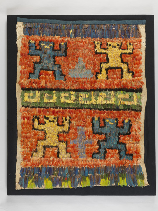  Devant d’une tunique (unku) décoré de plumes. Culture Chimu (900 - 1450 ap. J.-C.).  Pérou côte nord. Plumes nouées, laine de camélidé, coton. Musée des Jacobins, Auch © DR