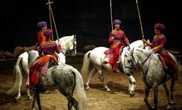 Quand les écuyères de Chantilly se parent de soies orientales